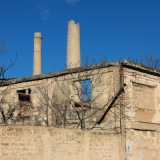 Ponendoci di spalle all�arena possiamo quindi avere davanti ai nostri occhi la Gaslini, in tutta la sua grandezza, con le sue due imponenti ciminiere sottoposte a vincolo architettonico